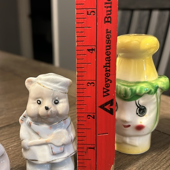 Anthropomorphic pair salt and pepper shakers chef bear and lettuce people - Picture 10 of 10